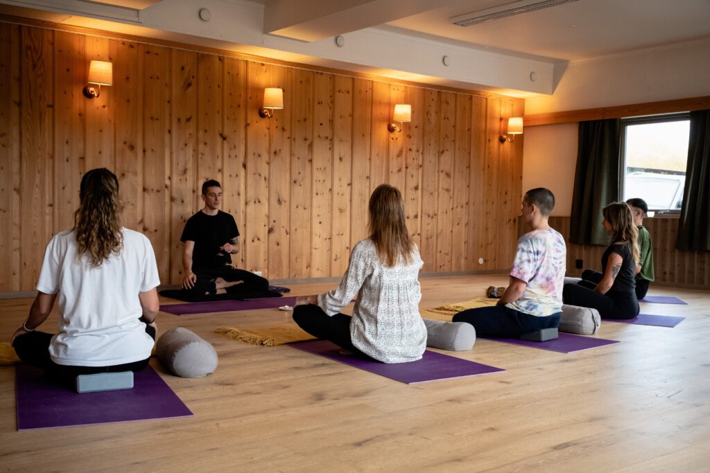 Learn how mindfulness helps us understand thoughts, identity, and conflict in a distracted world. A practical reflection on Buddhism, awareness, and the human mind.